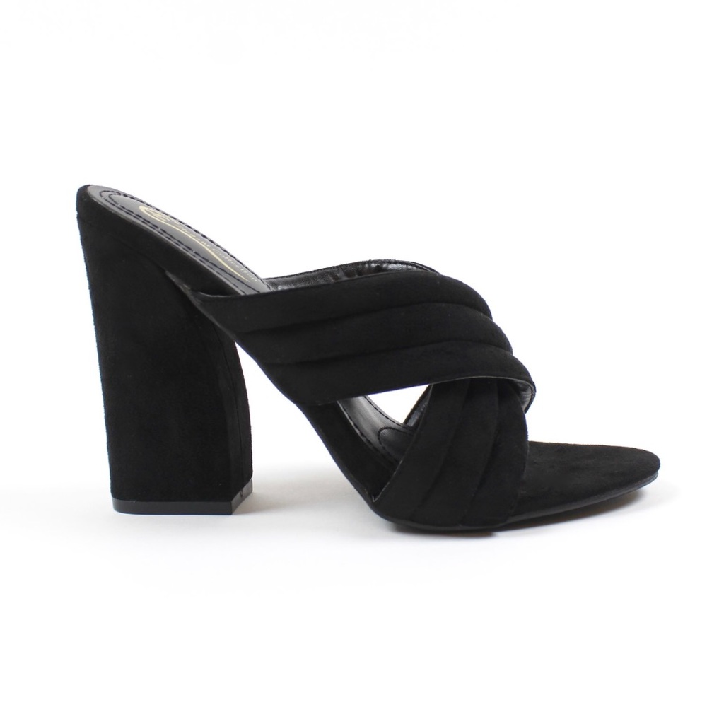 Women’s black mule cross sandal with chunky heel.